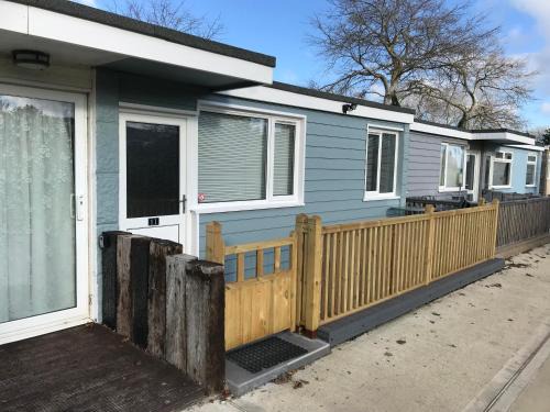 Sandown Apartment | 2 Bedroom Chalet SB11, Sandown Bay, Dog Friendly