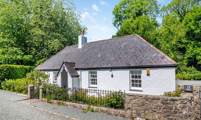 Llanddaniel Fab Cottage | 2 bedroom accommodation in Llanfairpwllgwyngyll, Anglesey