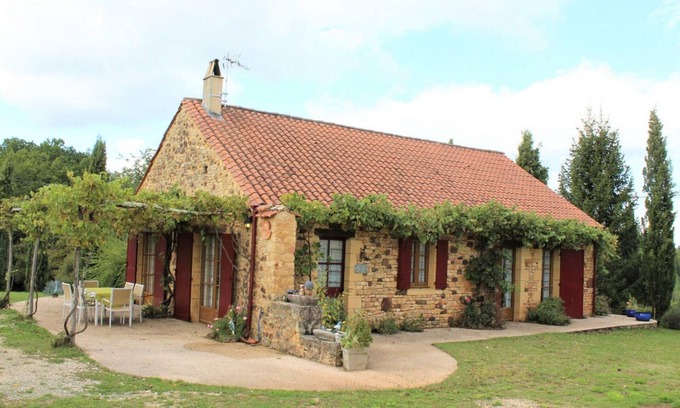 Mazeyrolles Cottage | 2-Bedroom House with Garden, Pet-Friendly, Parking, WiFi in Mazeyrolles