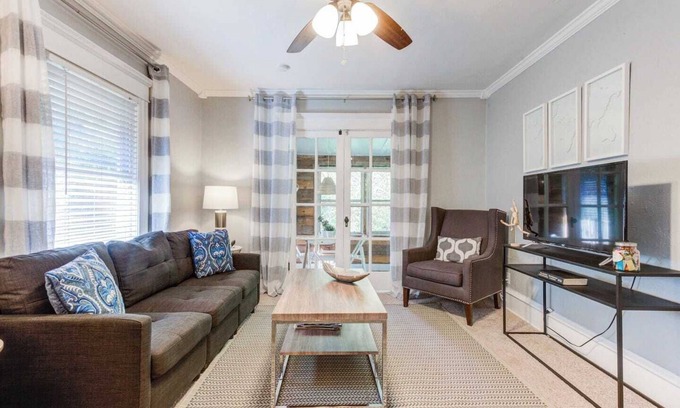 South Hyde Park House | 2-Bedroom Near the Plaza & Scenic Park 14