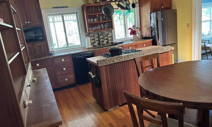 Fair Haven Apartment | 2-bedroom sleeps 6 apartment in Fair Haven AC Screen Porch - Food, Music, Beach