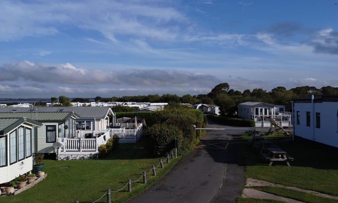 Dinas House | 2 bedroom static caravan on quiet park near Caernarfon & Snowdonia