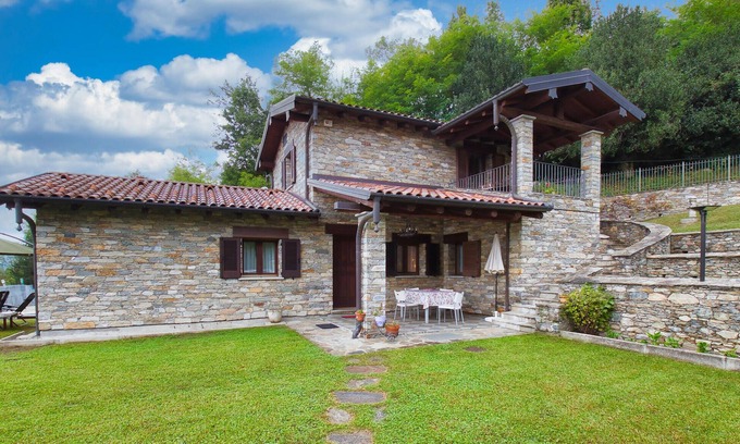 Colmegna House | 2 bedroom stunning home in Luino
