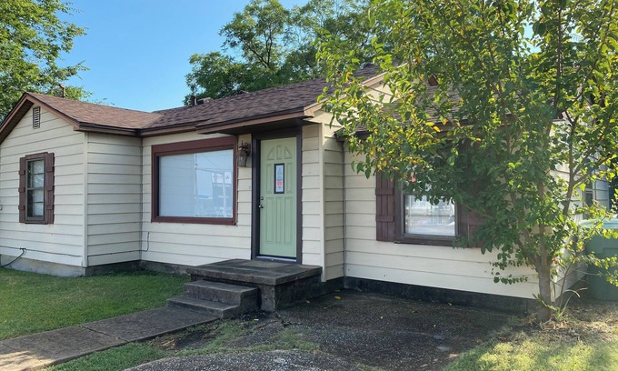 Sherman House | 2-bedroom vintage cottage in Sherman, Texas
