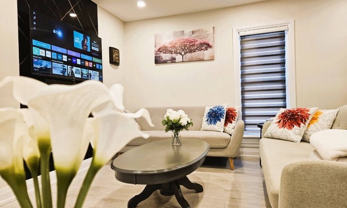 Niagara Falls House | 2-bedrooms, 2F beautiful balcony, 1G WiFi, near WEGO Bus