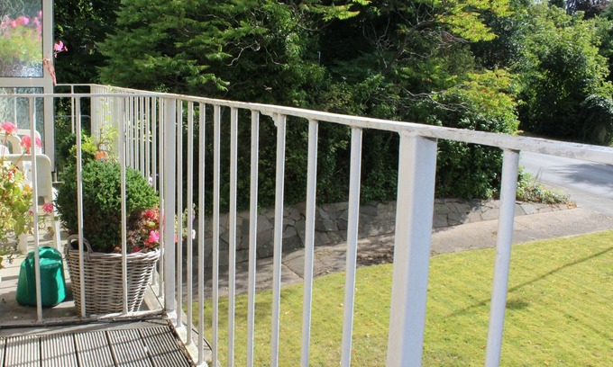 Doncaster Apartment | 2 Bedrooms - Large Balcony Apartment & Parking