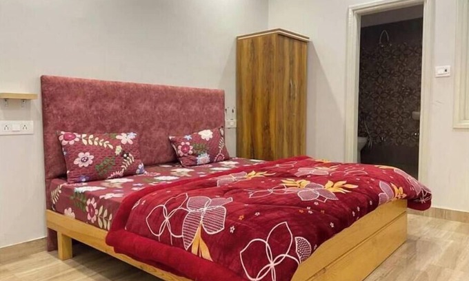 Bullawala Apartment | 2 BHK apt w Wifi/Couch & kitchen - Special Offer