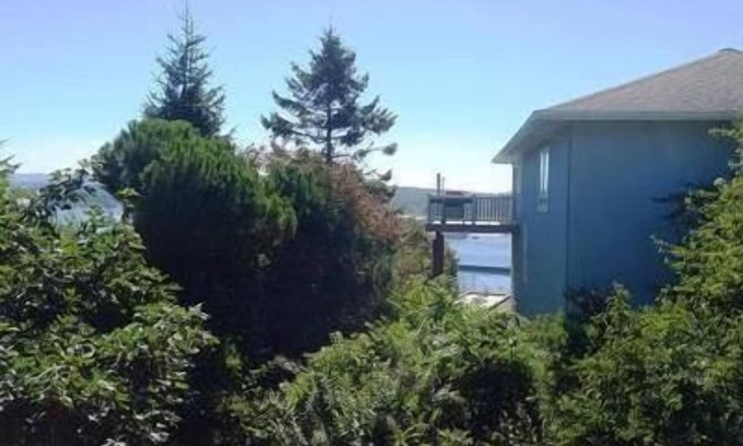 Newport House | 2 Blocks to Bayfront! Sleeps 8, 4 Bed 3 Bath n Availability in September