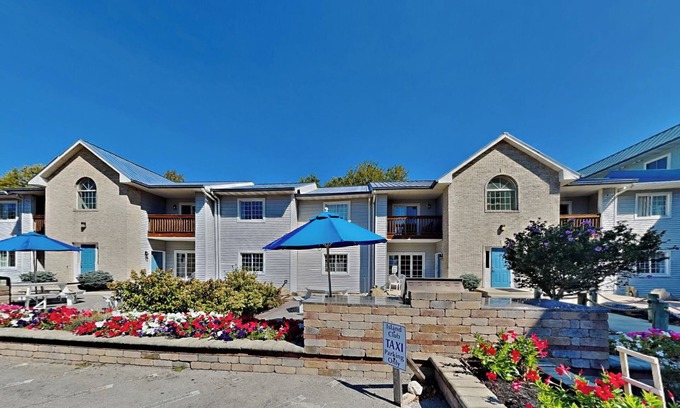 Put-in-Bay Condo | 2 BR Pool View Unit - Updated Put-in-Bay Condo - Only Steps from Lake Erie C4
