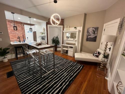University District Apartment | 2 BR Totally Renovated and Chic