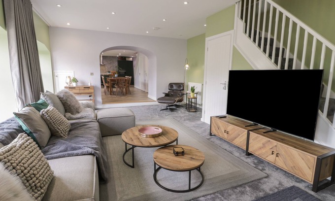 Llanfairpwllgwyngyll Cottage | 2 BRYN GOF, family friendly, with a garden in Llanfairpwllgwyngyll