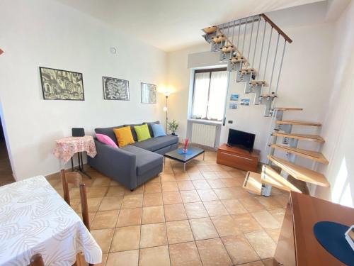 Trezzano Rosa Apartment | 2 Flat Discografica, in Corte Tranquilla, vicino a Leolandia, comoda per Gruppi o Famiglie