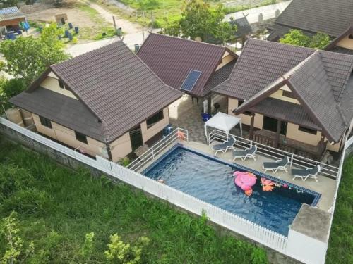 Bang Sare Villa | 2 Fully equipped Cottages w big Pool & Fishing