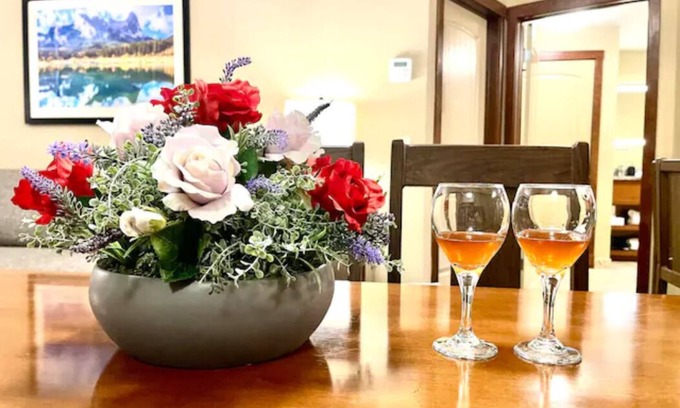 Canmore Hotel | 🌈 2 Hot Tubs | ⛰️ Mt. View | 🌟 Spa 🚿 |⭐️ Near DT