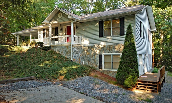 Lake Junaluska House | 2 houses in one/Great for multi family grps. King suite. Walk to Lake Junaluska