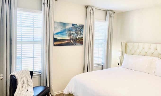 Sherman House | 2 king beds✅Sleeps 9✅Huge yard✅Has crib