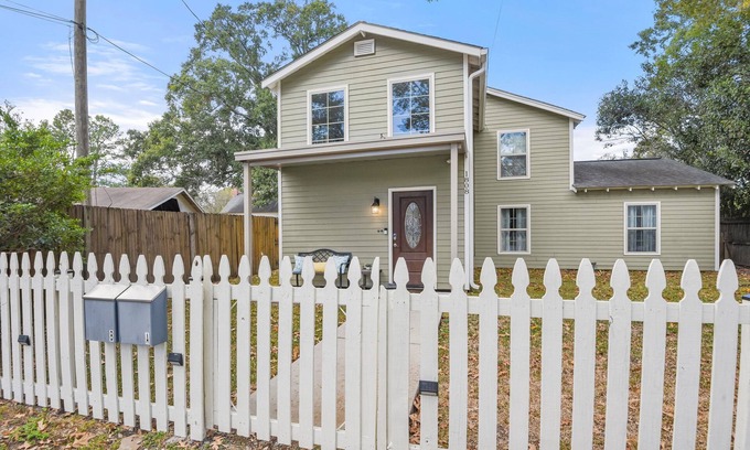 Mid City South House | 2 Kitchens|Mid City & LSU|Spacious 3 BR|Gated Yard