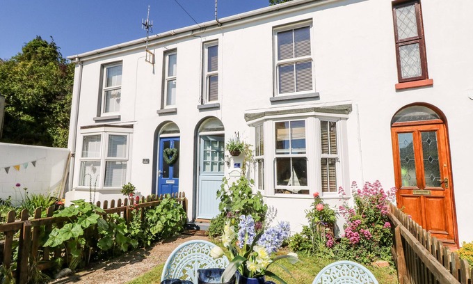 Brading Cottage | 2 LINDEN TERRACE, pet friendly, character holiday cottage in Brading