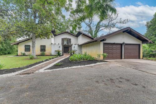 Bailey's Prairie House | 2 Mi to Dtwn Spacious Angleton Home with Courtyard!