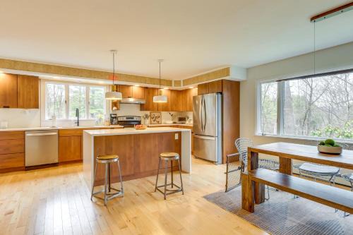 Town of White Creek House | 2 Mi to Hoosic River The Moss House with Deck!