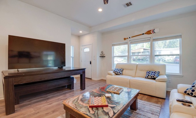 Montgomery House | 2 Mi to Lake Conroe Access: Home w/Pool Table!