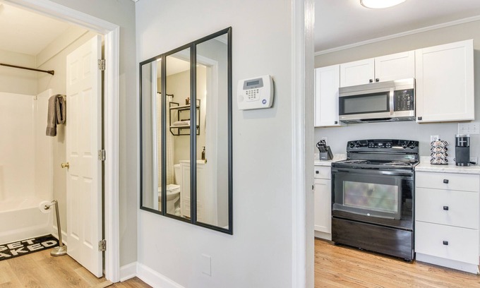 Biddleville Cottage | < 2 Mi to Uptown Charlotte: Home w/Large Yard!