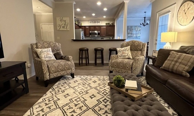 Branson West Villa | ! 2 MILES from SILVER DOLLAR CITY ! A MUST SEE! A great place to stay.