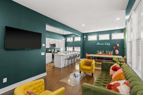 Historic Waverly House | 2 Miles to DWNTN Walk to Coffee Food Comedy Club