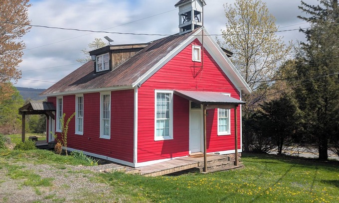 Benton House | 2 miles to Ricketts Glen. Updated and cozy schoolhouse with porch and fire pit.