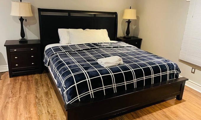 Westminster Apartment | 2 minutes to the mall, home away from home, cool neighborhood parks, restaurant.