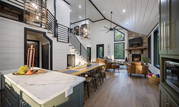 Broken Bow Cabin | 2 Suites & Bunks | Hot Tub, Firepit & Lounge Pool