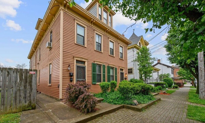 Lindenwald House | 2 Townhouses w/ Backyard, Near Spooky Nook & River