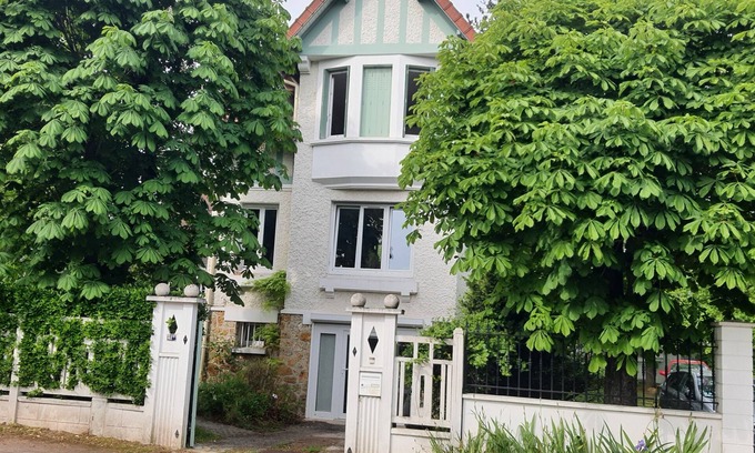 Le Vesinet Condo | 20' from Paris and Versailles: house with garden in a green setting