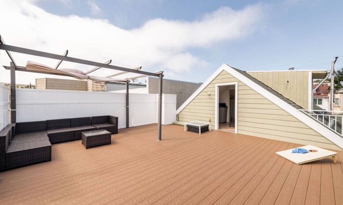 Bayview House | 20 Guest Oasis | Spacious SF Skyline Getaway!