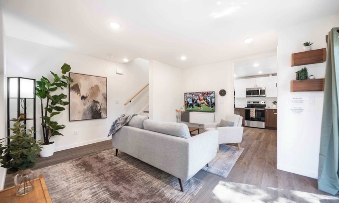 Northgate House | 2025 Built Modern Retreat w/3 AC in Safe Location