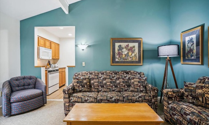 West Bridgewater Hotel | 208 Cedarbrook One bedroom Queen Suite