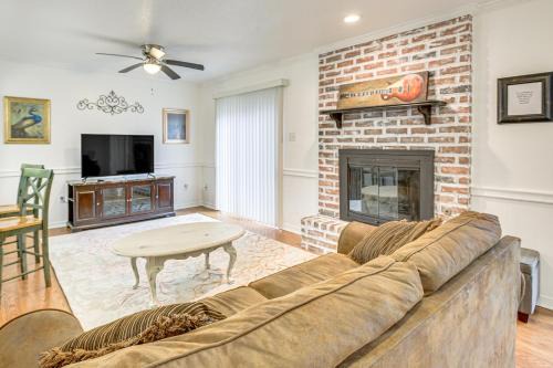 Destrehan House | 23 Mi to NOLA Cozy and Quaint Destrehan Townhome