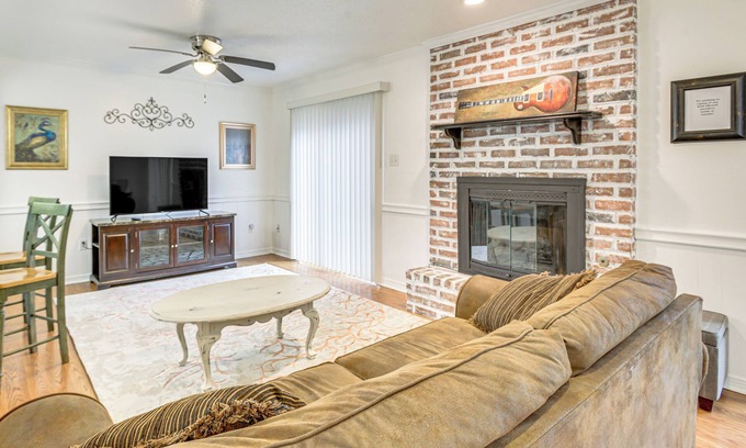 Destrehan House | 23 Mi to NOLA: Cozy & Quaint Destrehan Townhome
