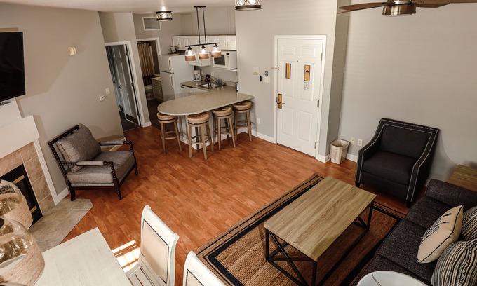 Delavan Lake Condo | 230 - Beautifully Updated 1 Bedroom Condo Suite