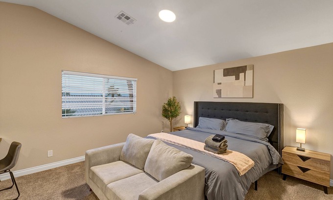 Silverado Ranch House | 24hr Host - New Renovated 4 bedroom home!