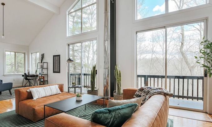 Berkeley Springs Cabin | 26 Acres & 7 min to Town~Game Room~Hot Tub~Fire Pit~2 King Suites~Hiking