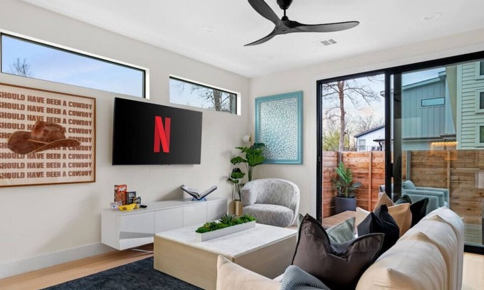 Chestnut House | 2916 E 13th #1 · Central High-End Home+3BD+Free PRKG | East Austin