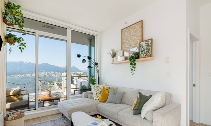 Downtown Eastside Apartment | 2B1B Penthouse With Panoramic Ocean View + Free Parking Stall