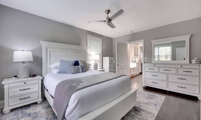Earlewood House | 2BD 2BA Upscale Bungalow - Beautiful Yard + Grill