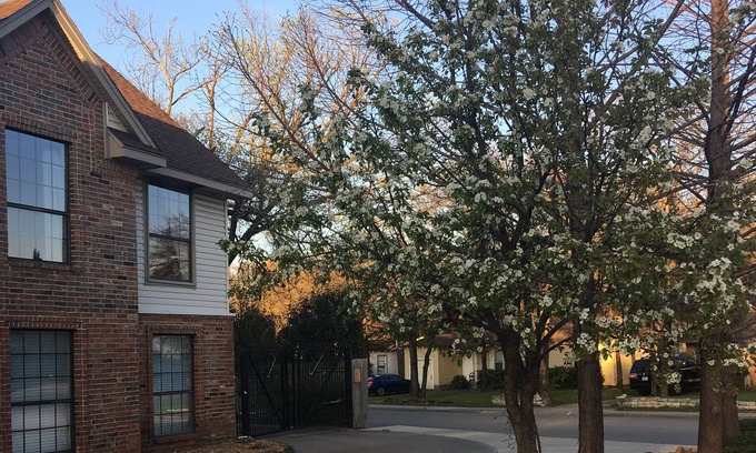 Hurst House | 2Bed 1Bath *Private entry *entire unit