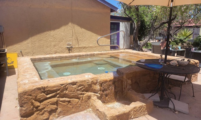 Truth or Consequences House | 2br 1ba house Mineral Hot Springs near Rio Grande sleeps 4 to 6