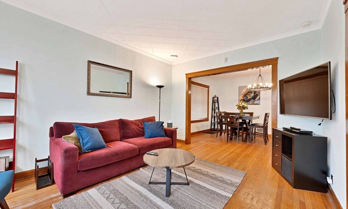 Andersonville Apartment | 2BR Apartment in Andersonville Neighborhood.