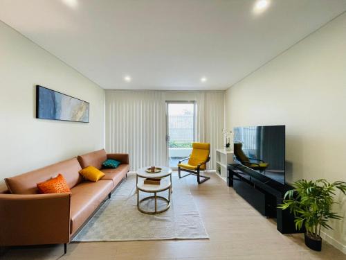 Botany Apartment | 2Br Apt near Airpot Bay City with Parking