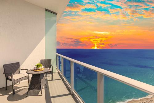 Hollywood South Central Beach Apartment | 2BR Ocean View Balcony & Pool