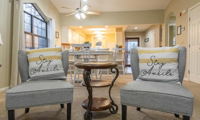Branson House | 2BR Penthouse Condo - 2 Pools - Close to the Strip - Stairs Required - FREE TICKETS INCLUDED - FHC-24